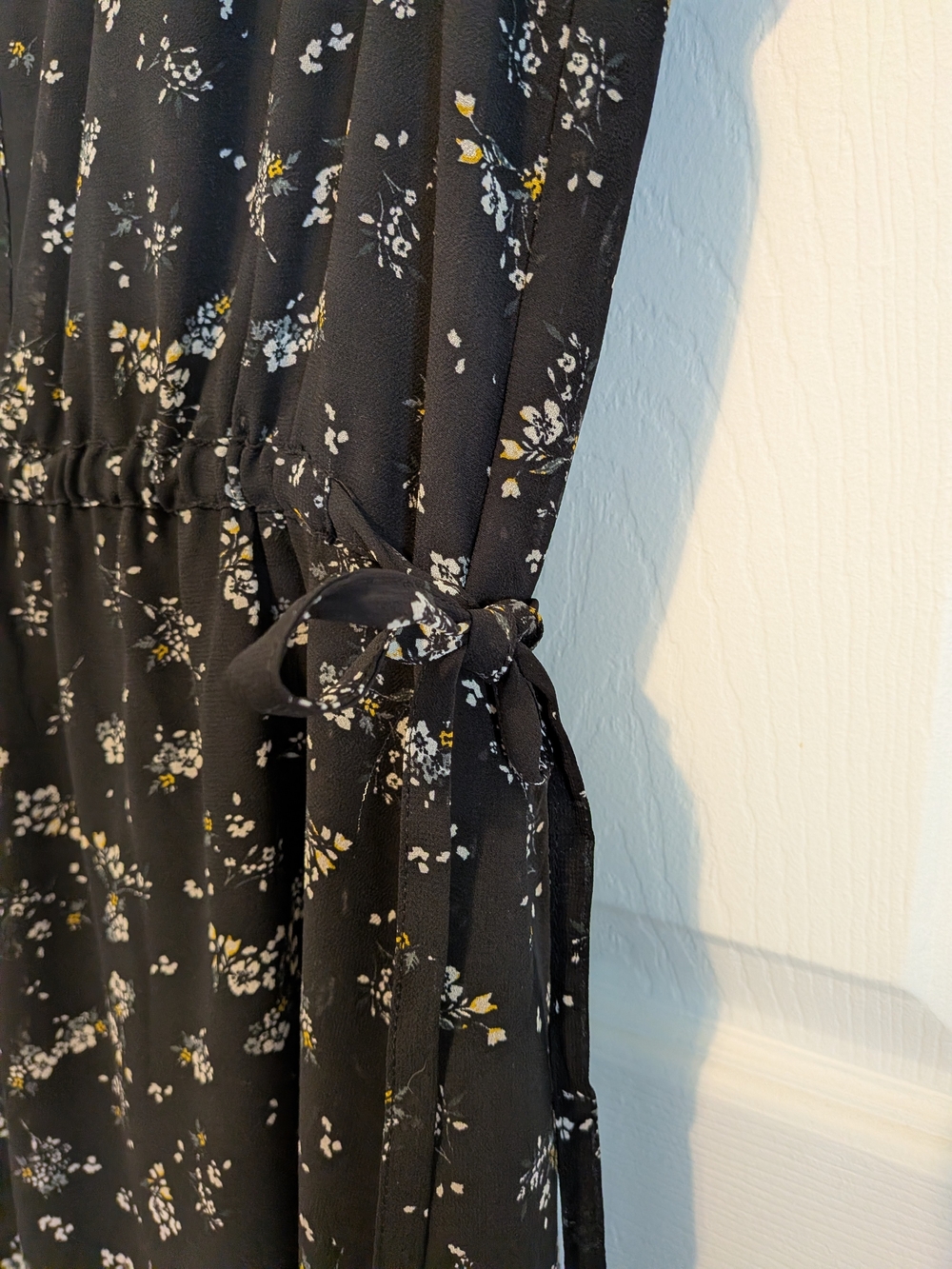 H&M Black Floral V-Neck Flutter Sleeve Dress - Picture 4 of 6